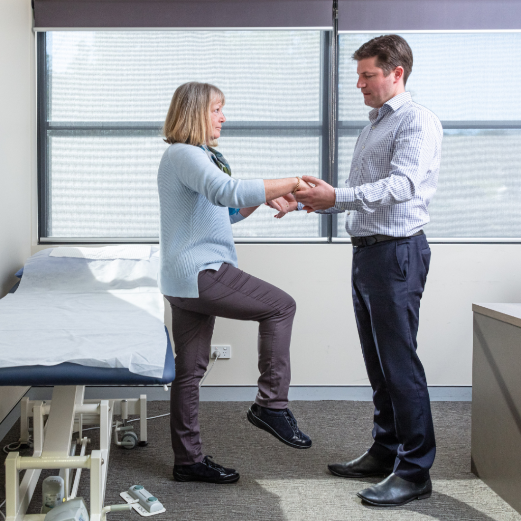 Knee osteoarthritis diagram showing joint cartilage wear - Dr Adam Woodbridge
